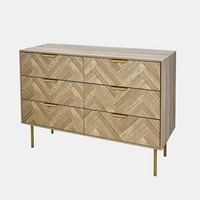 Commode haute à 6 tiroirs en bois clair moderne à chevrons, personnalisée OEM, avec poignées dorées et pieds métalliques pour chambre à coucher et projets hôteliers