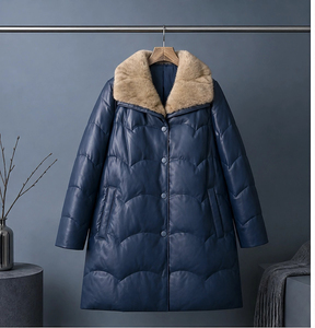 Cappotto in Pelle Imbottito di Media Lunghezza per Donna, Giacca Trapuntata con Bordo in Pelliccia di Visone su Colletto e Polsini - Product Image 2
