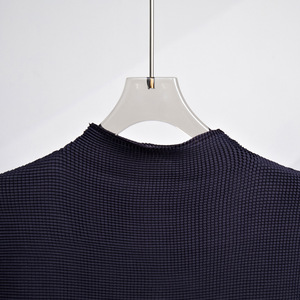 Haute qualité en gros usine Miyake plissé dégradé couleur haut femmes Style décontracté chemise plis T-Shirt à manches courtes - Product Image 3