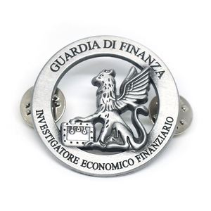 Badge personnalisé en métal 3D, plaqué or et nickel antique bicolore, motif épée, bouclier, hache, épingle de revers, logo de marque en métal sur mesure, souvenir - Product Image 5