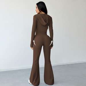 Conjunto Deportivo de Yoga para Mujer con Logotipo Personalizado, Top Corto con Capucha y Cremallera y Pantalones Acampanados, Ropa Deportiva Ajustada para Entrenamiento y Running - Product Image 3