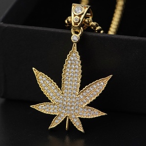 สร้อยคอรูปใบเมเปิ้ลสีทองสำหรับผู้ชายจากโรงงานขายส่ง เครื่องประดับฮิปฮอปทองเหลือง จี้และเครื่องประดับแฟชั่นสไตล์ร็อค - Product Image 1