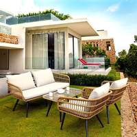 Ensemble de table et quatre chaises en rotin pour terrasse extérieure moderne avec table à thé de l'après-midi