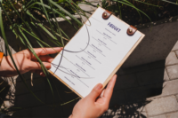 Tableau de menu en bois à encliqueter en cuir simple et rétro Logo café et bar gravé sur mesure Classeur de couverture de menus en bois