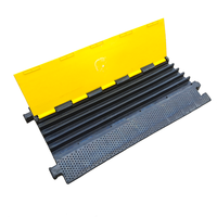 Rampe de protection de câble carrée en PVC à 5 canaux et défenseur croisé pour usage public, grande capacité