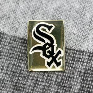 Pin Enamel Berlapis Emas Custom dengan Sablon Sutra dan Epoxy untuk Pakaian dengan Desain Fashion Modern, Dijual Murah - Product Image 4