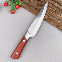Un ensemble de couteaux spéciaux d'abattoir et de couteaux de chef avec des manches en bois rouge pour les couteaux à désosser