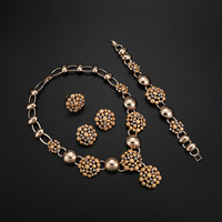Nouvel ensemble de bijoux pour femme en laiton orné de cristaux et strass, collier, boucles d'oreilles, bague, bracelet, cadeau de mode exquis
