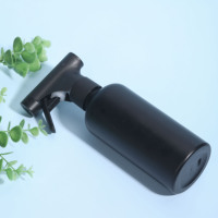 Flacon de pulvérisation à pompe à brume fine HDPE et PET noir mat de 350ml personnalisable avec déclencheur de buse rechargeable pour le nettoyage de la voiture de soins de la peau