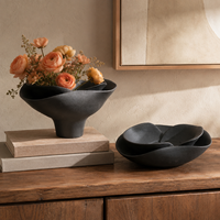 Bol en céramique noire avec centre de table sculptural organique en forme de pétales de fleurs superposés pour la décoration intérieure