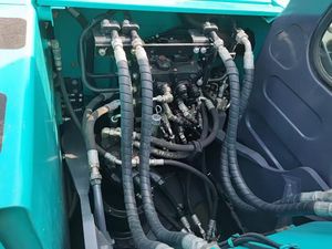 Excavadora usada Kobelco SK140LC en buenas condiciones Venta DE FÁBRICA DE Japón Componentes básicos incluidos Bomba de caja de cambios de motor - Product Image 4