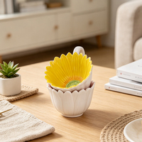 Tasse à thé en céramique Redeco sculptée en forme de pétales de fleurs, bord floral 3D, intérieur jaune rose, faite à la main, cadeau d'anniversaire pour elle