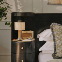 Lit de luxe italien en velours bleu ardoise, taille Queen, avec table de chevet et tête de lit, pieds ronds en bois, mobilier de chambre pour la maison et l'hôtel
