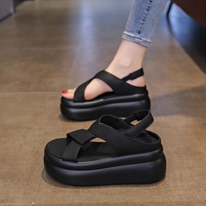 Zapatos casuales de verano para mujer, nuevo estilo 2025, con diseño de alta gama y a la moda, combinados con una falda, deportivos de suela gruesa - Product Image 1