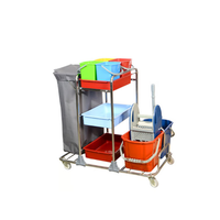 Chariot de nettoyage professionnel en métal chromé KHA 3101 avec essoreuse à serpillière, 2 seaux de 20 L, sac à linge et organisateur à 4 compartiments colorés pour hôtel