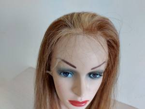 Vente en gros Perruque sans colle antidérapante en soie, nouée à la main, avec naissance des cheveux, brun blond, perruque haute extensions de cheveux humains - Product Image 3