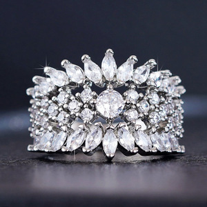 Anello con Foglia in Zircone Marquise per Donne, Gioiello Oversize da Indossare sul Dito Indice - Product Image 1