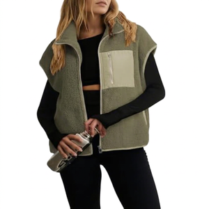 Chaleco de Forro Polar Sherpa Color Oliva para Mujer, con Bolsillos de Nylon en Contraste, Cierre Frontal con Cremallera, Sin Mangas, Logotipo Personalizado OEM, Venta al Por Mayor - Product Image 1