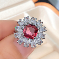 Huitan Glorious Carré Coussin Coupe Anneau Énorme Rubis Pierre Cubique Zircone Bijoux En Argent Charme Fleur Femmes Diamant Anneaux
