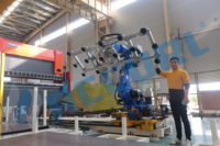 Machine de pliage flexible à haut niveau de sécurité avec bras robotisé