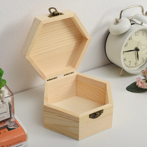 Petit maillon de chaîne personnalisé pin inachevé cadeaux de mariage faveurs mystère stockage organisateur hexagone boîte en bois avec couvercle à charnière - Product Image 1