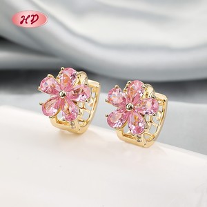 Hengdian 18K Vergulde Bloem Huggie Hoepel Accessoires Vrouwen Mode Sieraden Oorbellen Vintage Zirkonia Groothandel - Product Image 1