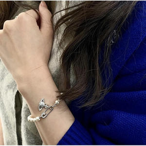 Pulsera de Alta Gama Vivienne Classic Planet con Dijes de Zirconia y Aleación Chapada en Oro para Mujer - Product Image 4