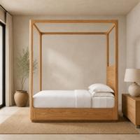 Cama con Dosel de Diseño Personalizado con Estructura de Madera Maciza, Acabado en Madera Clara y Opción de Tela de Mimbre o Cabecera de Madera para Villa Privada