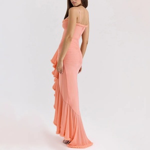 Precioso Vestido Maxi de Tirantes Finos Color Coral con Atractivos Detalles Fruncidos y Abertura con Volantes para Mujer - Product Image 4