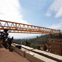 Lanzador de vigas para la instalación de vigas de hormigón prefabricado en viaductos urbanos