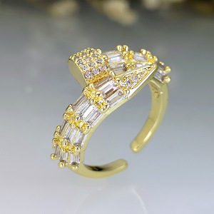 Anello Aperto Regolabile a Forma di Serpente con Texture per Donna - Product Image 4