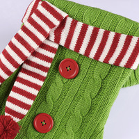 Vente en gros Bas de Noël de fête de décoration de Noël en vrac avec une jolie mini écharpe à pompons Chaussettes de Noël tricotées à rayures