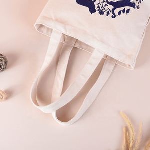 Sac fourre-tout en toile réutilisable écologique, couleur beige crème et noir, personnalisable avec motif lettres et logo sur mesure - Product Image 2