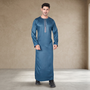 Túnica Thobe Azul Sólido de Manga Larga para Hombre, con Cuello Redondo Bordado, Jubah Islámica Musulmana - Product Image 2
