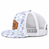 Casquette à visière plate à 6 panneaux avec imprimé abstrait, dos en maille blanche, garniture en corde, patchs logo personnalisés multi-positions et fermeture snapback