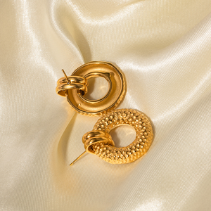 Pendientes redondos impermeables de acero inoxidable chapados en oro de 18 quilates con patrón de martillo en forma de O Zhilin para niñas - Product Image 5