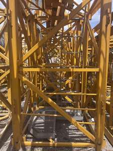 Grúa Torre de Plataforma Plana de Segunda Mano, Modelo 6015, de una Marca China Reconocida, con una Capacidad de Elevación Máxima de 8 Toneladas. - Product Image 2