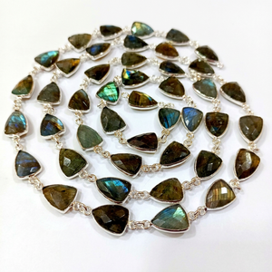 Chaîne en laiton avec connecteur à facettes en forme de trilène de labradorite naturelle - Product Image 1