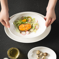 Assiette de service ovale minimaliste en céramique, design émaillé blanc mat pour salades, plats principaux et présentation en restaurant