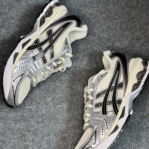 Scarpe da Corsa Leggere e Confortevoli con Assorbimento degli Urti, Antiscivolo e Resistenti all'Usura, Scarpe Sportive Traspiranti in Rete per Esterni - Product Image 1