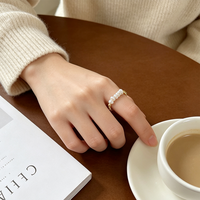 Unregelmäßiger Barock-Wildperlenring im Ins-Stil, französischer High-End-Schmuck, natürliche Süßwasserperle, weißvergoldet, elastischer Ring, trendig