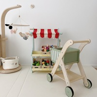 Les enfants de caddie vert en bois simulent le chariot d'enfant en bas âge
