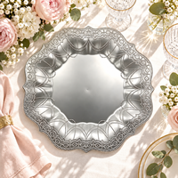 Assiette de présentation de 13 pouces, durable, élégante, argentée, à bordure en dentelle gaufrée, style européen, en plastique PP texturé de luxe, pour décoration de table de fête et de mariage