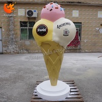 Sculpture personnalisée géante en fibre de verre en forme de cornet de crème glacée pour décoration extérieure de vitrine, idéale pour les boutiques de desserts et de thé au lait, attirant les clients