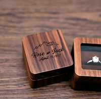 Boîte à bagues en bois faite à la main avec fenêtre en acrylique, finition brillante à l'huile, intérieur en velours, logo personnalisé pour l'emballage de bijoux en cadeau