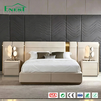 Ensemble de lit capitonné opulent avec tête de lit à panneaux incrustés d'or, service complet sur mesure pour villas, propriétés, appartements de luxe et hôtels