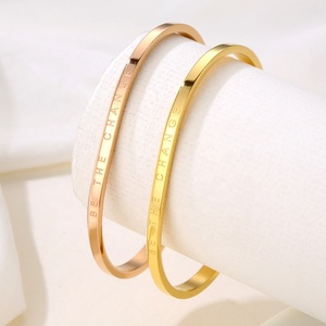 Bracciale <span class=keywords><strong>da</strong></span> <span class=keywords><strong>Donna</strong></span> Ispirato ai Designer, Gioielli all'Ingrosso con Logo Personalizzato Inciso 'Be the Change', in Acciaio Inox Placcato Oro 18K - Product Image 4