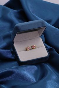 Pendientes de Botón de Latón Chapado en Oro con Corazón Rosa y Flecha de Tianyu Gems - Pendientes Románticos y Lindos con Incrustaciones de Circonita para Mujer - Product Image 3