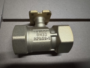 Válvula de Bola Industrial VAI51.32 con Control de Temperatura, Latón, Flujo Proporcional, Lista para Automatización en HVAC - Product Image 2