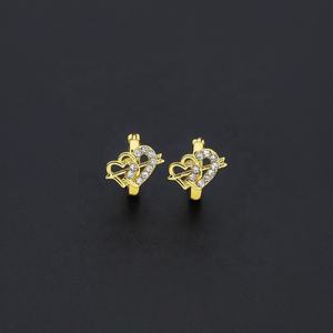 Boucles d'oreilles créoles en laiton avec zircone cubique, motif cœur épais et pompon – Idéales pour mariage, fiançailles ou comme cadeau - Product Image 4